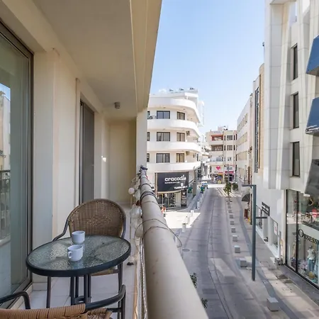 Downtown With 2 Bedrooms * 라르나카