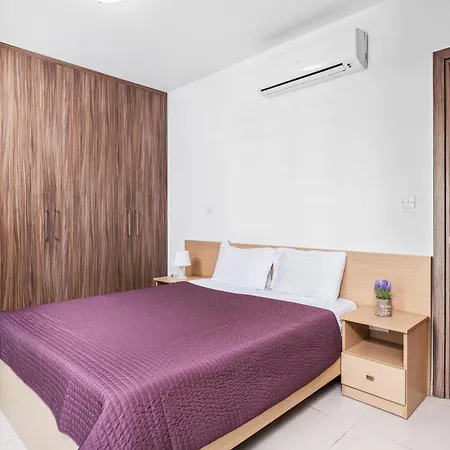 Downtown With 2 Bedrooms 拉纳卡